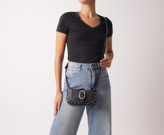 Bolsa Crossbody Preta Média Fivela Tachas